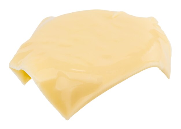 La tranche de fromage isolé sur blanc