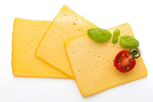 Tranche de fromage isolée sur la surface blanche.