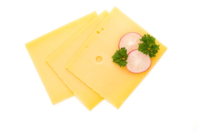 Tranche de fromage isolée sur la surface blanche.