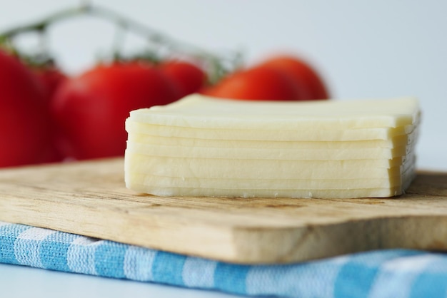 Tranche de fromage mozzarella sur table en bois