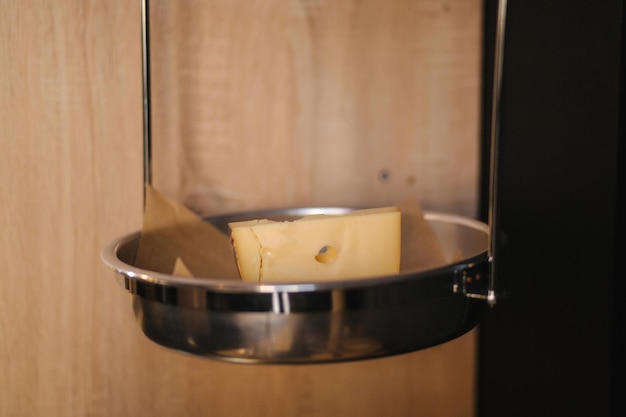 Tranche de fromage peser en fromagerie