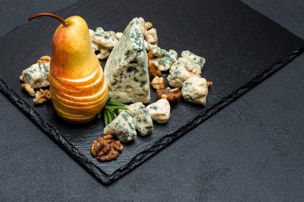 Tranche de fromage et de poire français Roquefort