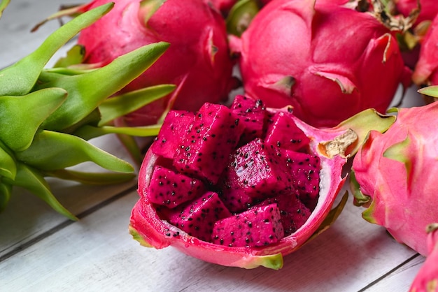 Tranche de fruit du dragon sur l'écorce des fruits avec fond de pitahaya fruit du dragon violet rouge frais tropical dans le concept de fruits sains de la thaïlande asiatique