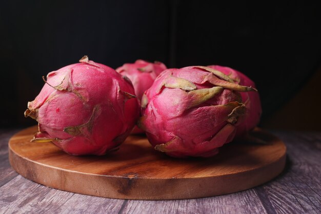 Tranche de fruit du dragon sur une planche à découper