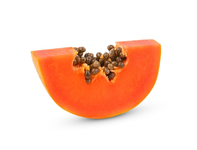 tranche de fruit de papaye mûr avec des graines isolées sur fond blanc