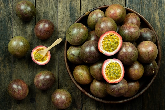 Tranche de fruit de la passion frais dans un bol en bois sur table