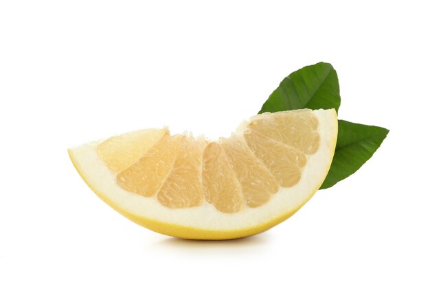 Tranche de fruit de pomelo isolé sur blanc