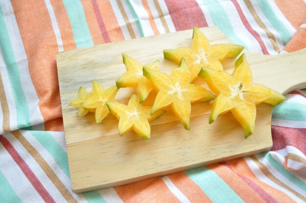 Tranche de fruits des étoiles sur une planche à découper en bois