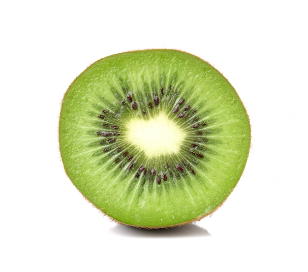 Tranche de fruits kiwi sur espace blanc