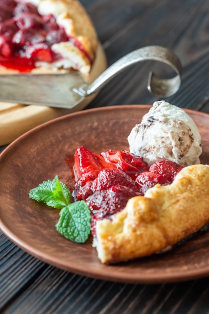 Tranche de galette de fraises avec glace