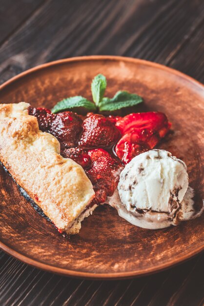 Tranche de galette de fraises avec glace