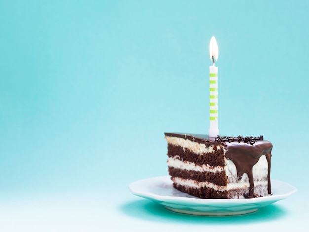 Photo tranche de gâteau d'anniversaire au chocolat