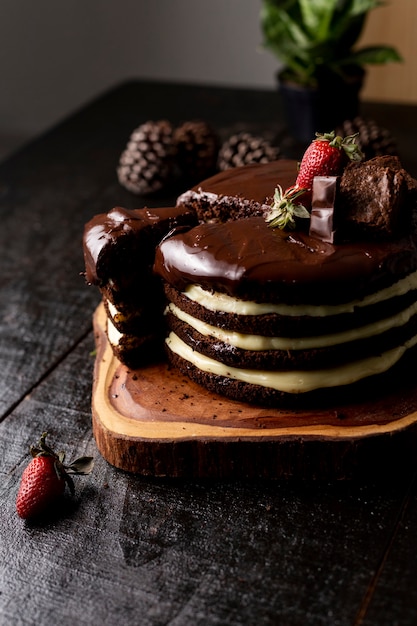 Tranche de gâteau au chocolat fait maison avec de savoureuses fraises sur la table