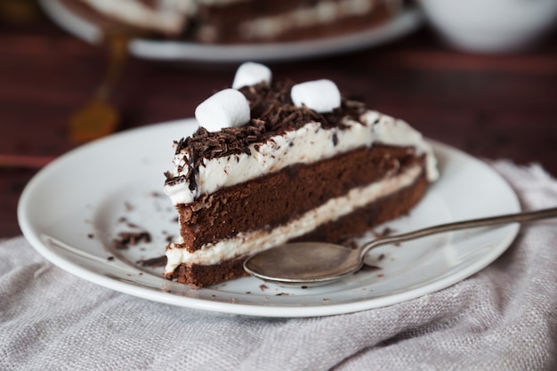 Tranche de gâteau au chocolat et à la guimauve macro