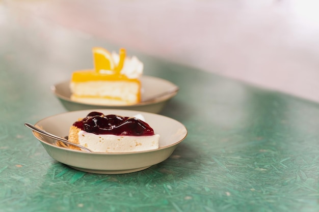 Tranche de gâteau au fromage aux bleuets sur table au café