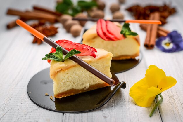 Tranche de gâteau au fromage avec des baies sur bois