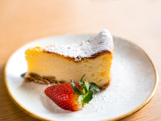 Tranche de gâteau au fromage à la fraise sur fond marron, mise au point sélective