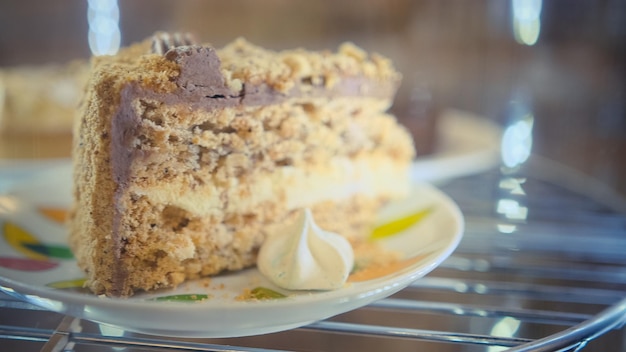 Une tranche de gâteau au fromage avec une meringue sur le dessus