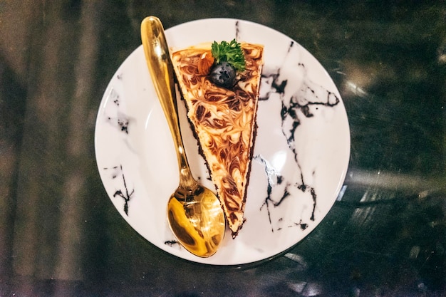 Photo tranche de gâteau au fromage végétalien au chocolat et aux amandes délicieux dessert cuisine alimentaire