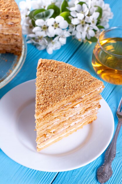 Tranche de gâteau au miel en couches, mise au point sélective