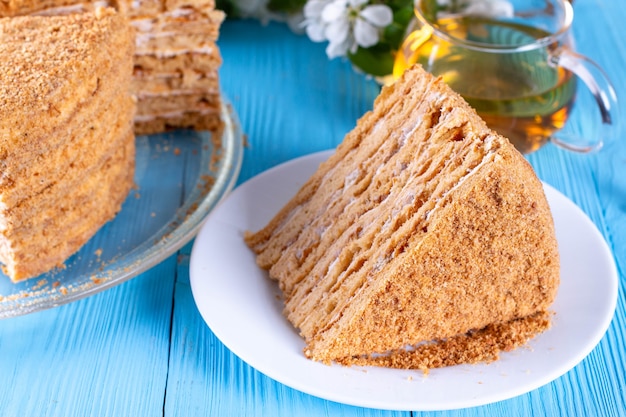 Tranche de gâteau au miel en couches, mise au point sélective