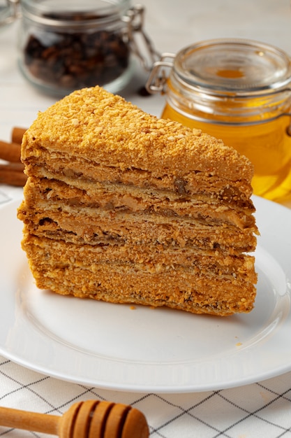 Tranche de gâteau au miel en couches sur la plaque