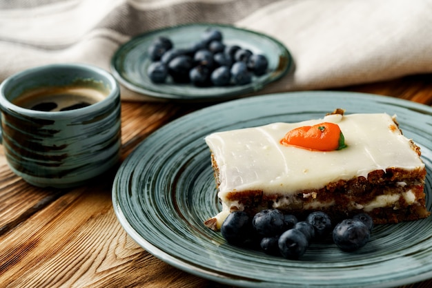 Tranche de gâteau aux carottes sur plaque verte