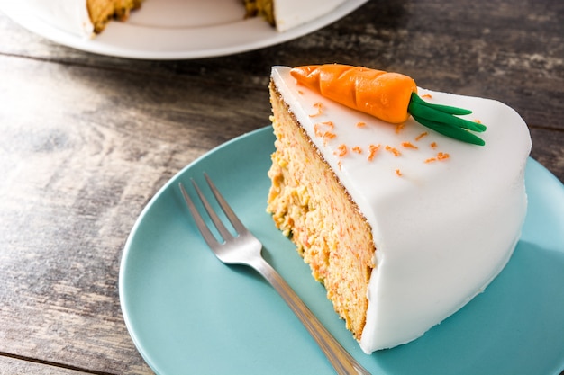 Tranche de gâteau aux carottes sucrées sur table en bois