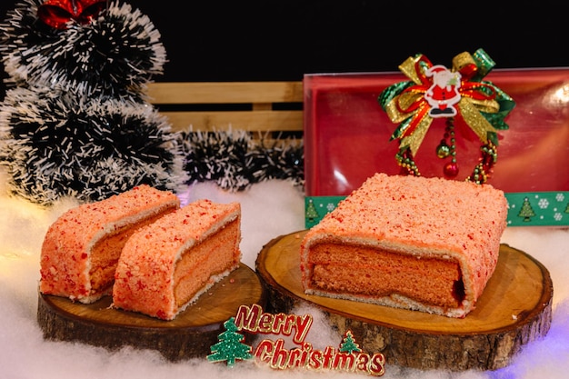 Tranche de gâteau aux fraises avec décoration de Noël