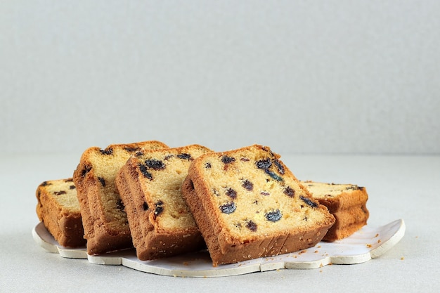 Tranche de gâteau aux fruits avec des raisins secs