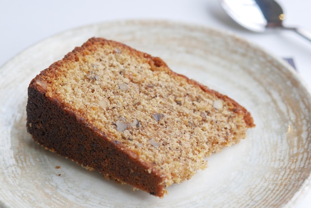 Tranche de gâteau de boulangerie sur une assiette