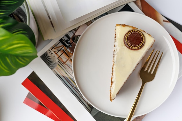 Photo une tranche de gâteau à la carotte sur une assiette blanche avec une fourchette dorée