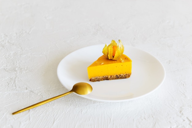 Tranche de gâteau à la citrouille sur une plaque blanche