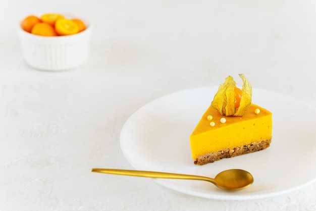 Tranche de gâteau à la citrouille sur une plaque blanche