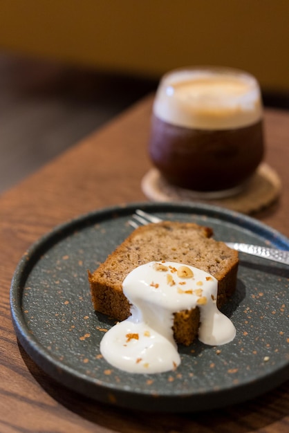 Une tranche de gâteau avec de la crème et du café glacé.