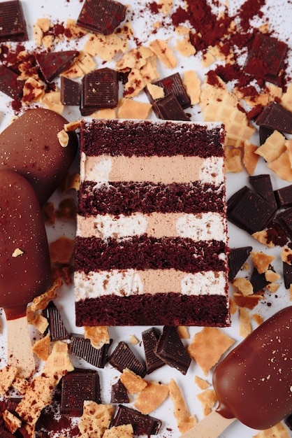 Tranche de gâteau dans la section sur le fond du chocolat