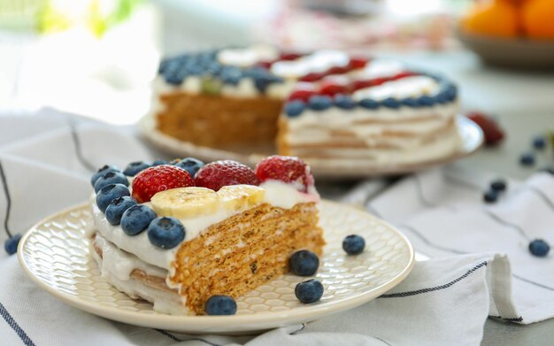 Une tranche de gâteau patriotique avec des baies et des bananes sur la table.