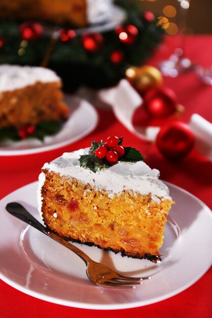 Photo tranche de gâteau sur plaque avec fourchette sur table avec surface de décoration de noël