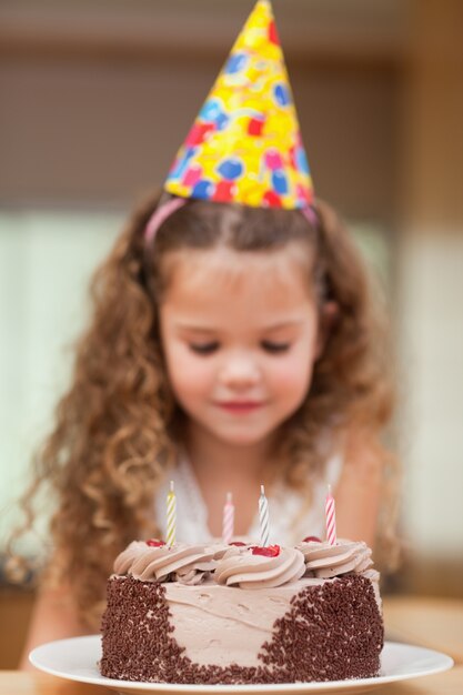 Tranche de gâteau sur le point d&#39;être mangé par une fille