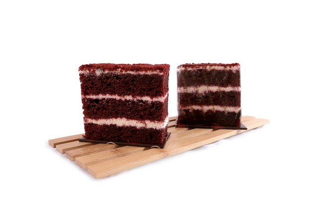 Tranche de gâteau Redvelvet isolé sur fond blanc