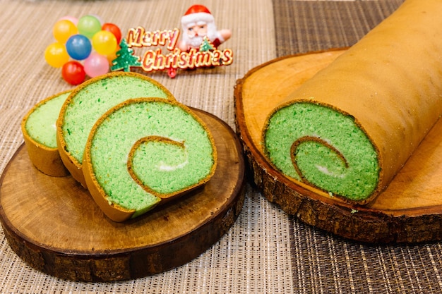 Tranche de gâteau Roll Pandan avec décoration de Noël