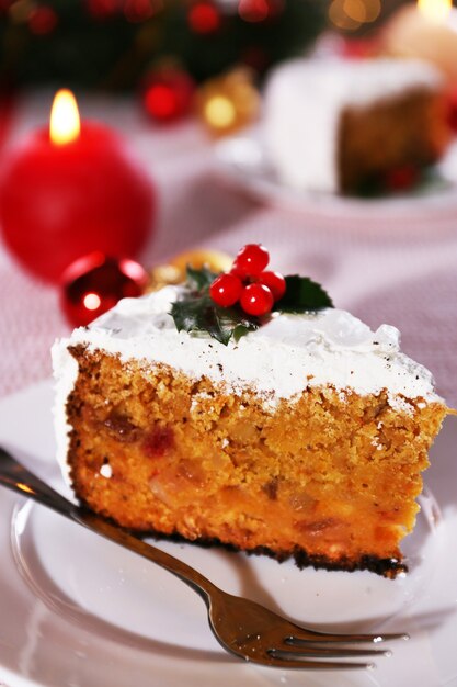 Photo tranche de gâteau sur table avec décoration de noël