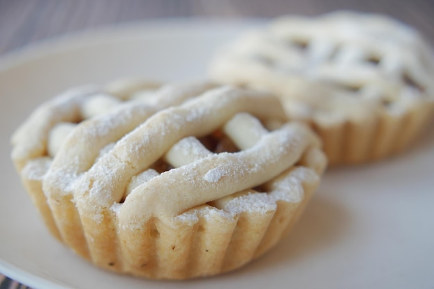 Tranche de gâteau tarte aux pommes sur la table