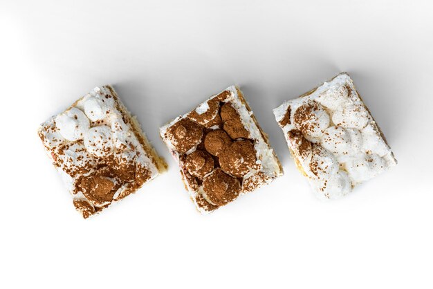 Tranche de gâteau tiramisu isolé sur fond blanc.