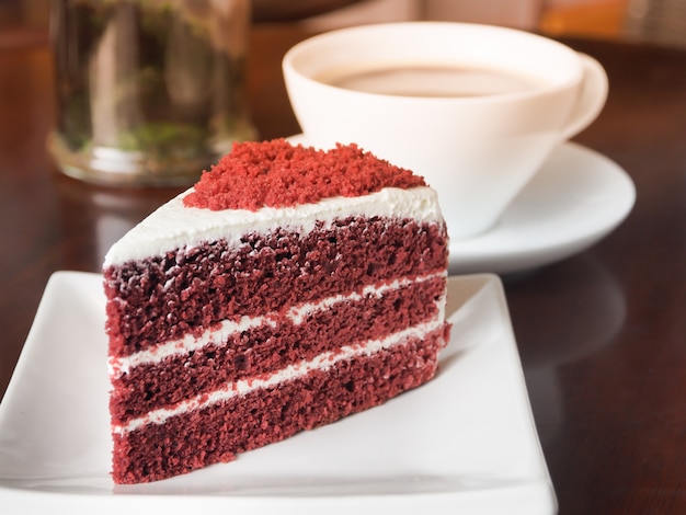 Tranche de gâteau de velours rouge sur une assiette blanche.