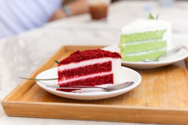 Tranche de gâteau de velours rouge avec cuillère en argent sur planche de bois