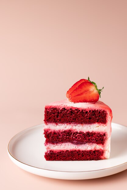 Tranche de gâteau de velours rouge avec un délicieux dessert en couches de fraises fraîches