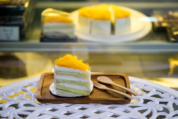 Photo tranche de gâteaux de fil de jaune d'oeuf d'or ou tranche de gâteau foi thong sur une plaque en bois dans la boutique