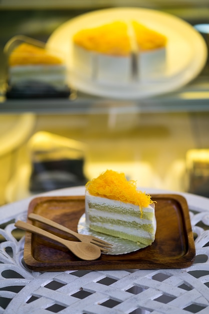 Photo tranche de gâteaux de fil de jaune d'oeuf d'or ou tranche de gâteau foi thong sur une plaque en bois dans la boutique