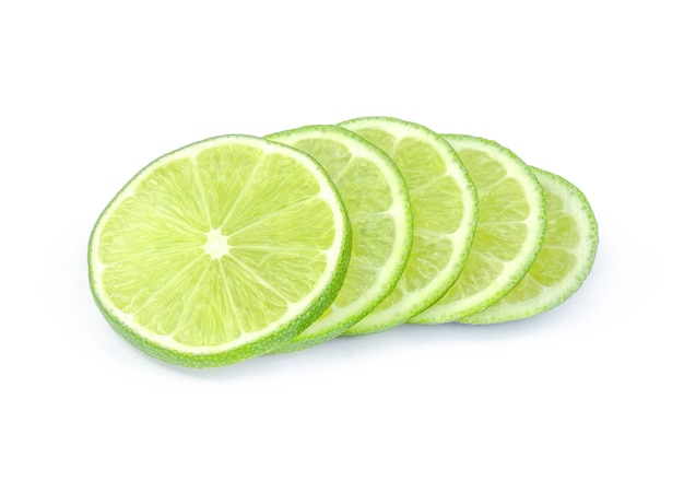 Tranche juteuse de citron vert isolé sur blanc